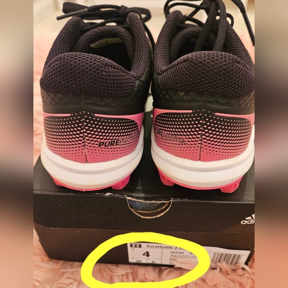 Adidas Softball/Baseball Cleats for Girls. Sizes 3 & 4 - Picture 11 of 16